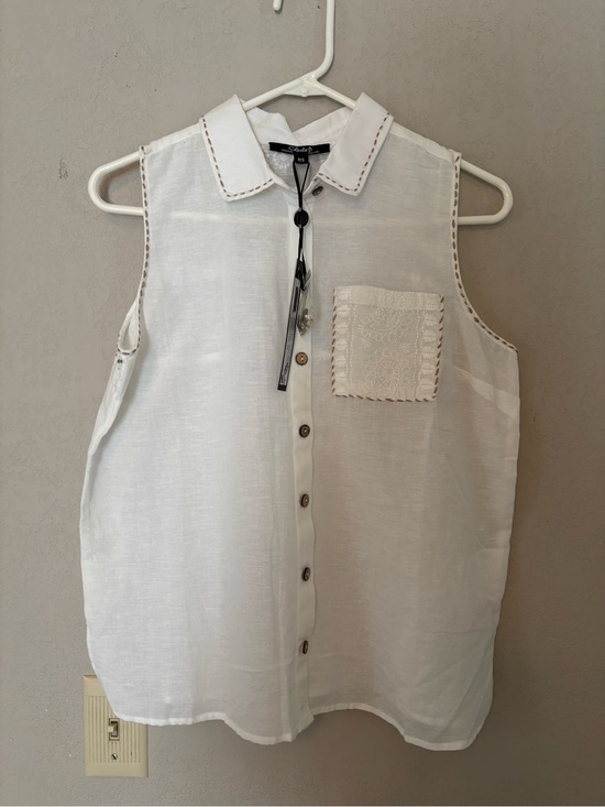 CHARLIE B Tops - CHARLIE B Sleeveless White Button-Up Linen Blend Tank